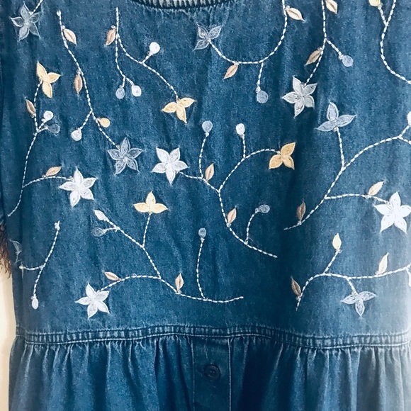 Beautiful embodied dress medium size - Picture 7 of 11